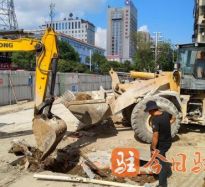 肥胖女人日B网站高温下的坚守｜道路建设者用汗水铺就畅通路